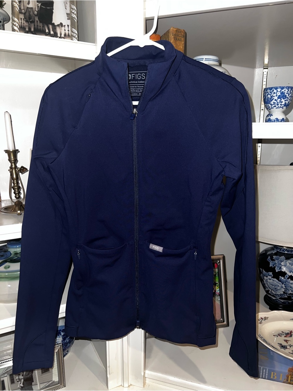 FIGS Women's contour Knit Scrub jacket - like new